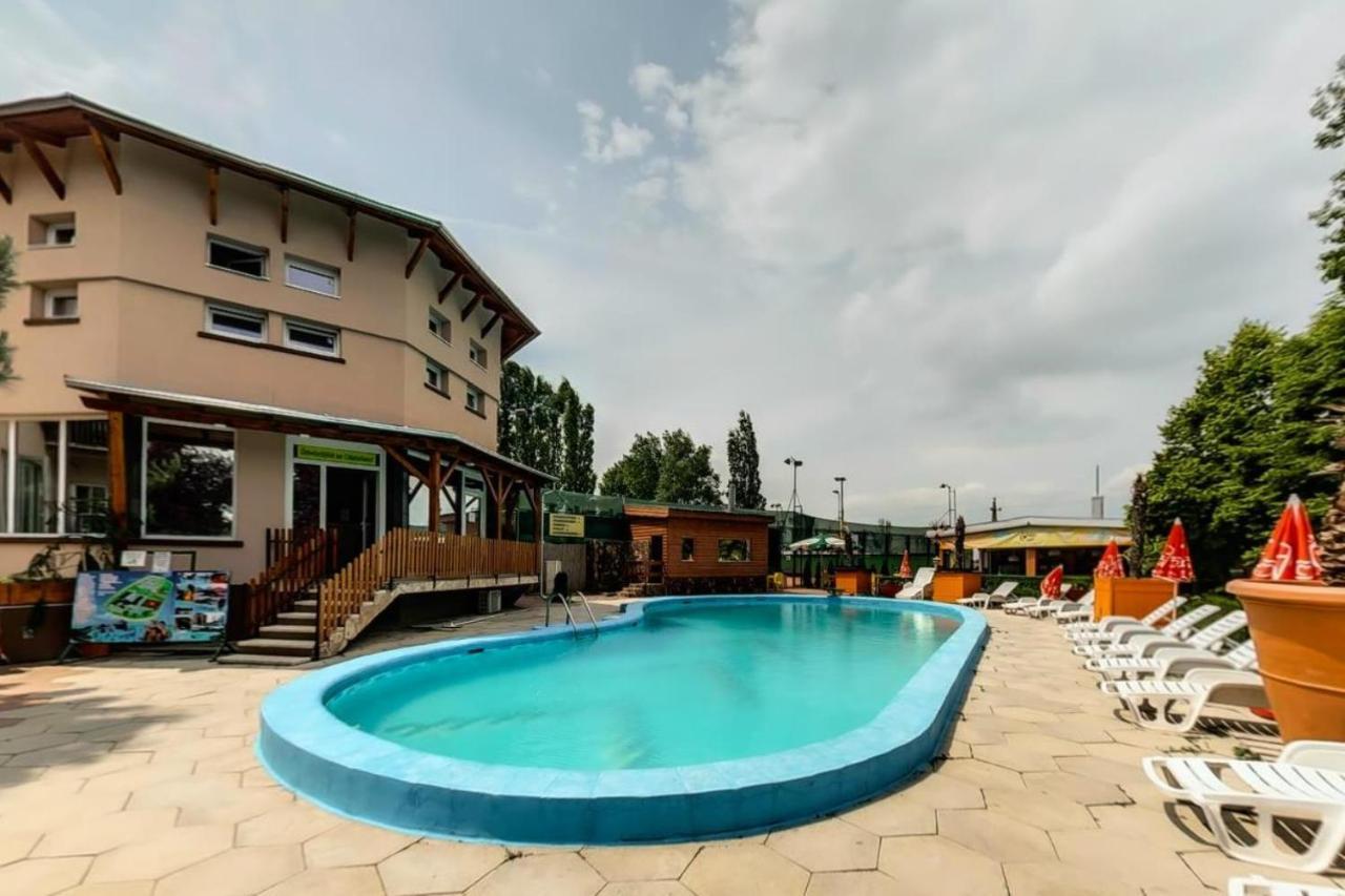 Hotel Oázis Wellness Panzio Szigetszentmiklós Esterno foto